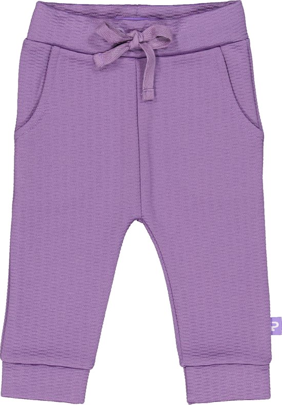Lila broek met wafelstructuur, koordjes en steekzakken.