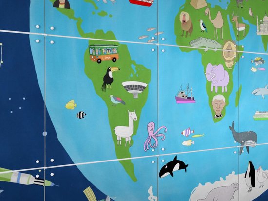 IXXI Carte illustrée du monde vue de l'espace, Carla Daly - 140 x 100 cm - Support d'accrochage gratuit - Grande décoration murale et posters - Illustrations, graphisme