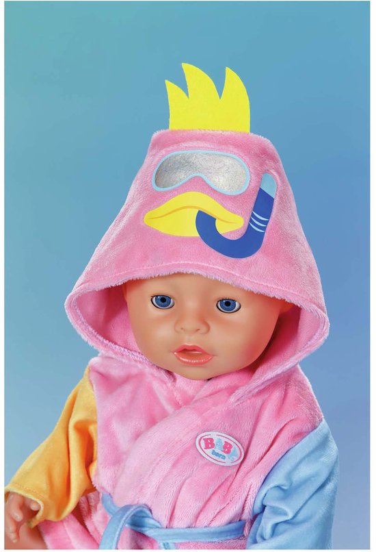 Roze badjas met capuchon met eenden gezicht, duikbril en snorkel. Gele en blauwe mouwen.