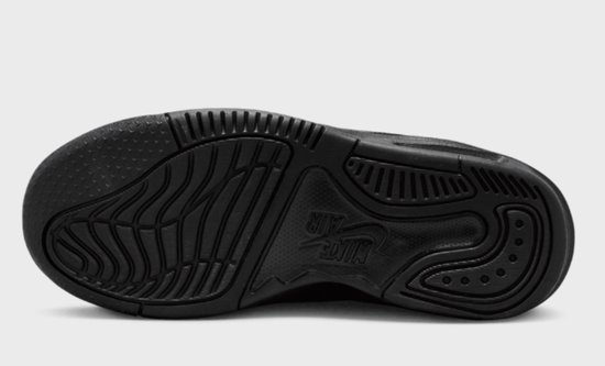 Zool van zwarte lage Jordan sneaker met profiel en Nike Air inscriptie.