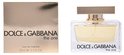 Rechthoekig glazen parfumflesje met gouden dop, gevuld met lichtgele vloeistof. Naast de fles staat de bijpassende verpakking. Eau de parfum, 75ml.