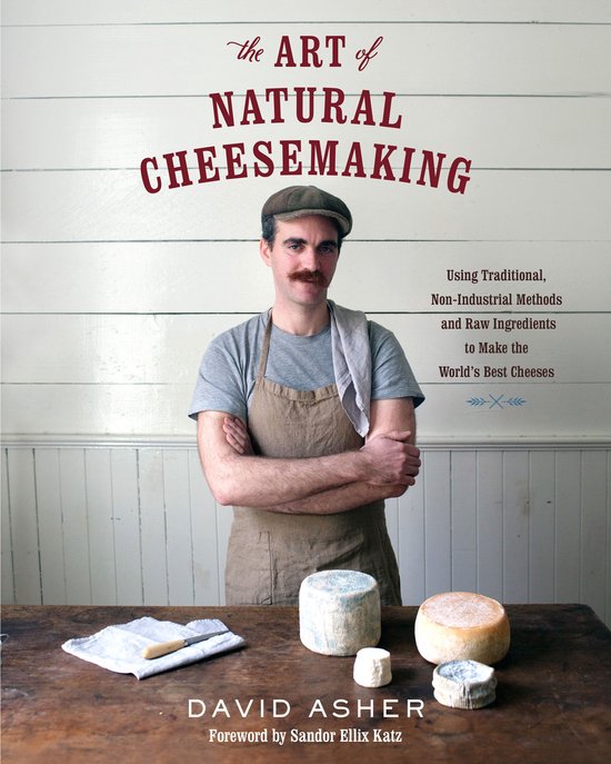 Boekomslag 'The Art of Natural Cheesemaking' door David Asher, met een man in een schort en pet, staand achter een tafel met kazen.