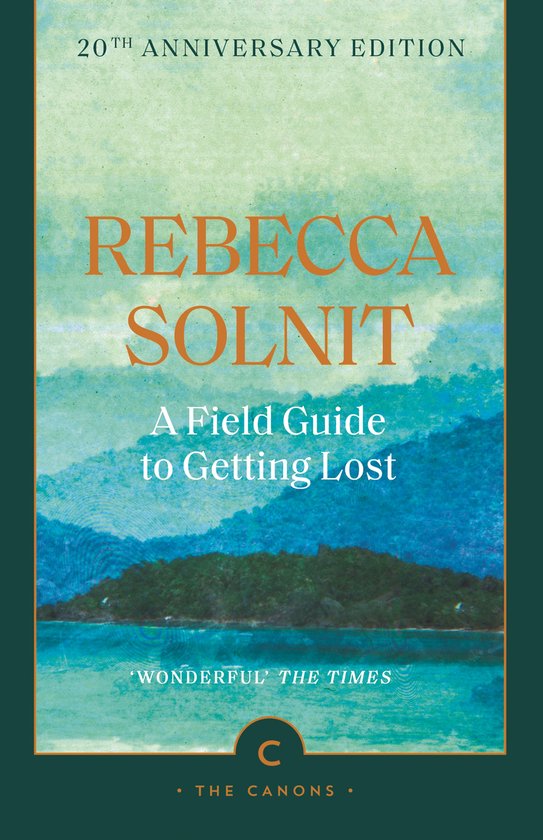 20e jubileumeditie van A Field Guide to Getting Lost door Rebecca Solnit. Titel op een aquarel achtergrond met water en bergen.