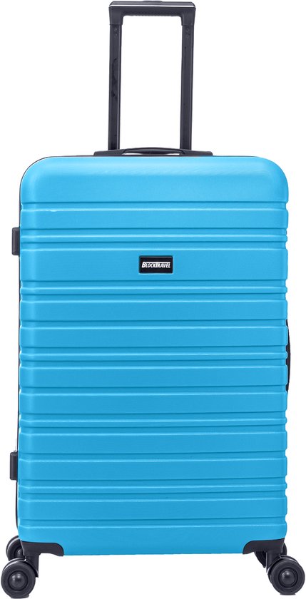 Blauwe koffer met horizontale ribbels, uitschuifbaar handvat, vier wielen en een logo.