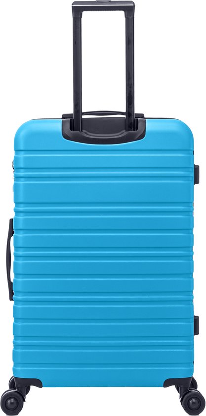 Achterkant van een blauwe koffer met horizontale ribbels, uitschuifbaar handvat en vier wielen.