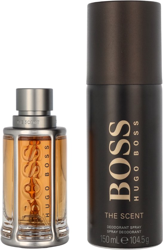 Een amberkleurig flesje eau de toilette en een zwarte deodorant spray met "BOSS THE SCENT" erop.