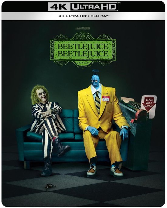 De poster voor Beetlejuice Beetlejuice toont Beetlejuice links in een gestreept pak, zittend naast een blauwe man in een geel pak met 'Hello My Name Is' badge.