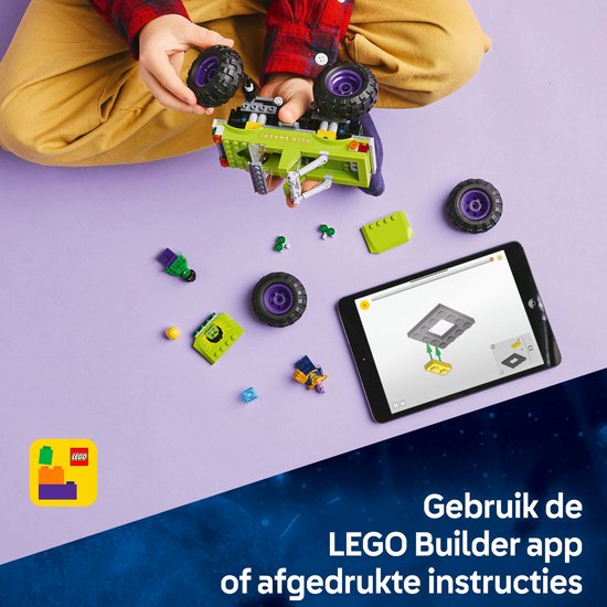 Jongen bouwt een groene LEGO monster truck met grote wielen op tablet.