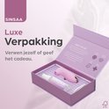 Roze Sinsaa speeltje in luxe paarse verpakking. Tekst: "Luxe Verpakking".
