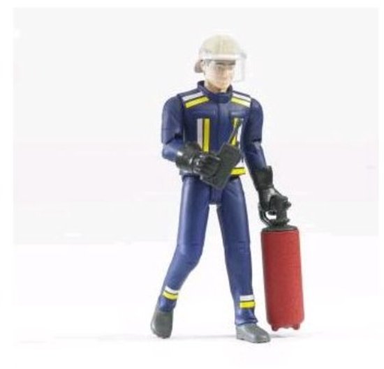 Brandweerman in donkerblauw uniform met reflecterende gele strepen, helm en brandblusser.