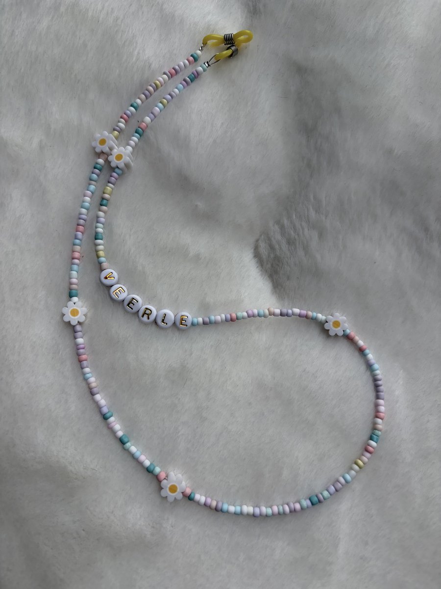 Haaksels&Kralen - Zonnebrilkoord kinderen Madelief met naam – Brillenkoord – Pastel kleuren - Zonnebriltouwtje - Zonnebril koord - Sunnycord - Sunny cord - Brillen koord - Mode accessoires - Sieraden