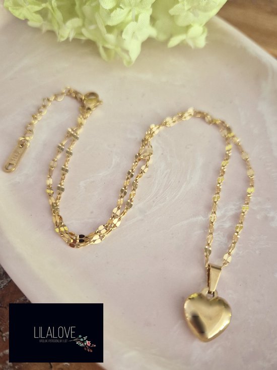 Gouden ketting met dunne schakels en hartjesbedel.