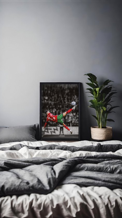 Cristiano Ronaldo Poster met Lijst – Portugal – Handtekening Design – 23 x 33 cm – Voetbal Wanddecoratie – Cadeau voor CR7 Fans