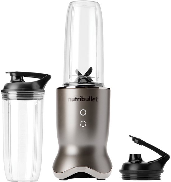 Zilverkleurige Nutribullet blender met transparante blendbeker, grote beker en twee zwarte deksels.