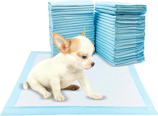 Een puppy van het dwergkeeshondje-type zit op een blauw-witte plasbroekje, met gestapelde plasbroekjes op de achtergrond.