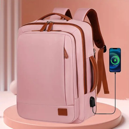 Lichtroze rugzak met bruine accenten en een aangesloten telefoon die oplaadt via USB.