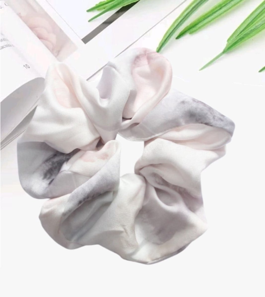 Luxe Zijde scrunchie gebloemd - Silk feeling haarelastiek Haarelastiekjes - Haar Accessoires Vrouwen - Wokkels - Haarelastiekjes Scrunchie - Haar Accessoires Meisje