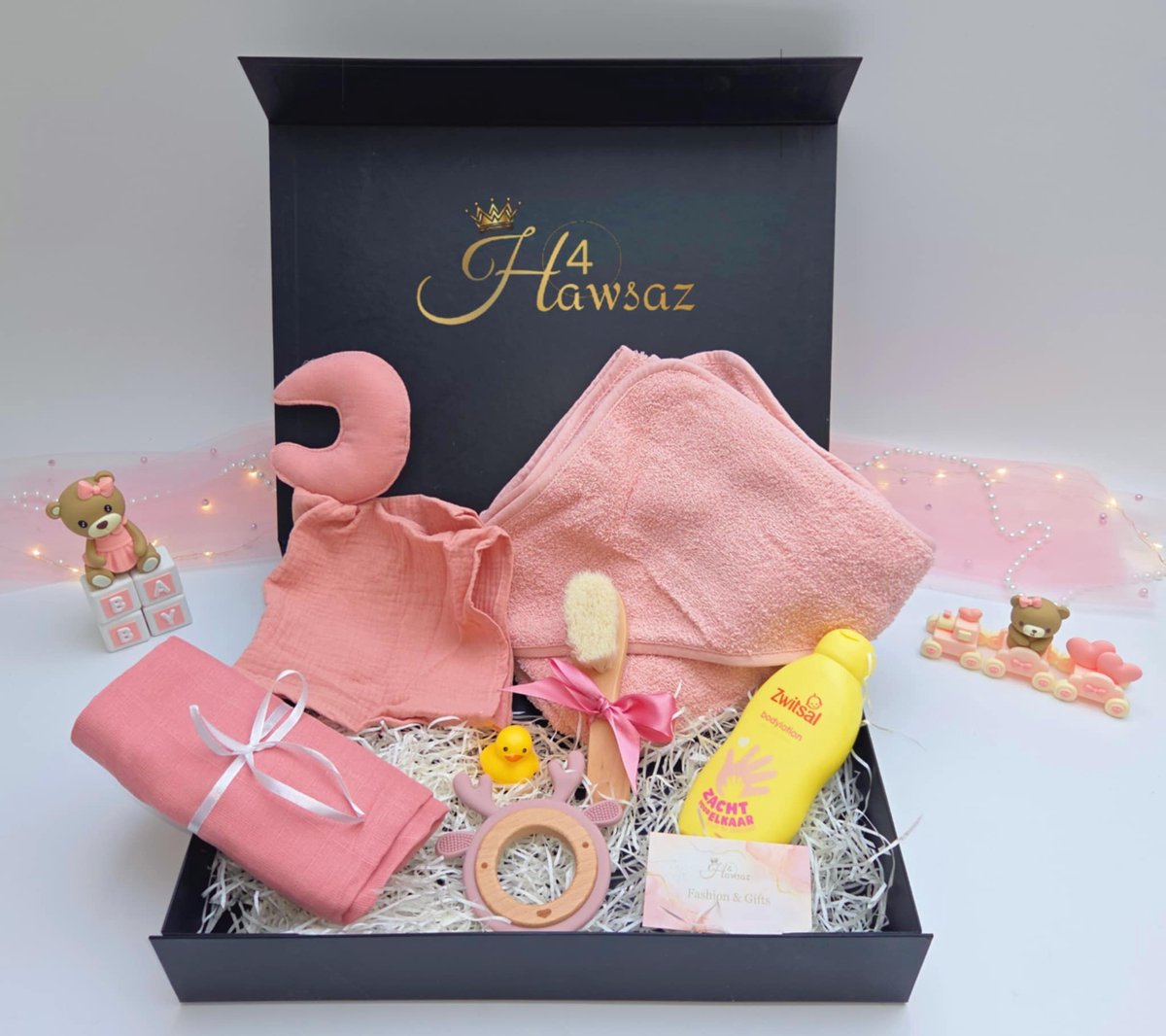 Goedkoopste Luxe gepersonaliseerde kraamcadeaus voor meisje 7 stuks - Hawsaz.nl cadeau - Babygeschenksets - Geboortecadeau - babyshower - Babyset - Baby knuffeldoekje - Babykado - Baby geschenk - baby speelgoed - Babyverzorging - Badcape - Zwitsal