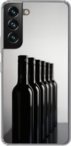 Telefoonhoesje Geschikt voor Samsung Galaxy S22 hoesje - Wijnflessen - Zwart - Minimalistisch - Siliconen Telefoonhoesje Telefoonhoesje
