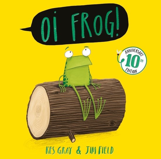 Une grenouille verte assise sur une bûche sous une bulle de dialogue noire disant 'OI FROG!'. Édition 10e anniversaire.