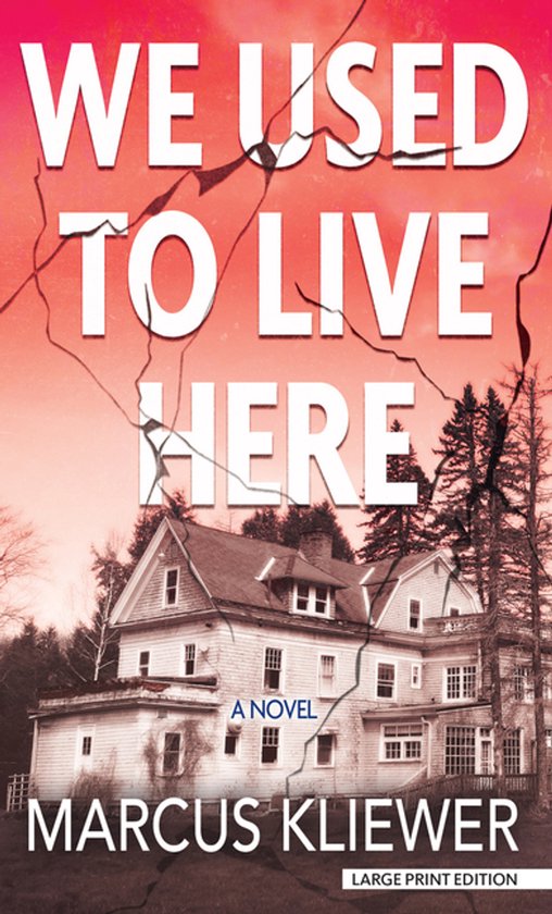 Boekomslag van 'We Used to Live Here' door Marcus Kliewer. Een groot huis met gebarsten rode lucht erboven.