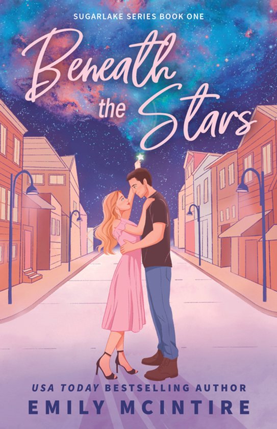 Un couple s'embrasse dans une rue de ville sous un ciel étoilé. Titre : Beneath the Stars.