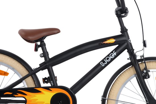 Detail van de zwarte kinderfiets: frame, bruine zadel, kettingkast met vlammenprint.