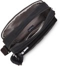 Open zwarte Kipling schoudertas met een aaibare aap-sleutelhanger, die de compartimenten laat zien.
