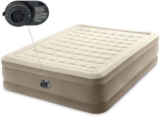 Un matelas pneumatique Intex crème et brun avec pompe intégrée et la pompe elle-même dans une vue détaillée.