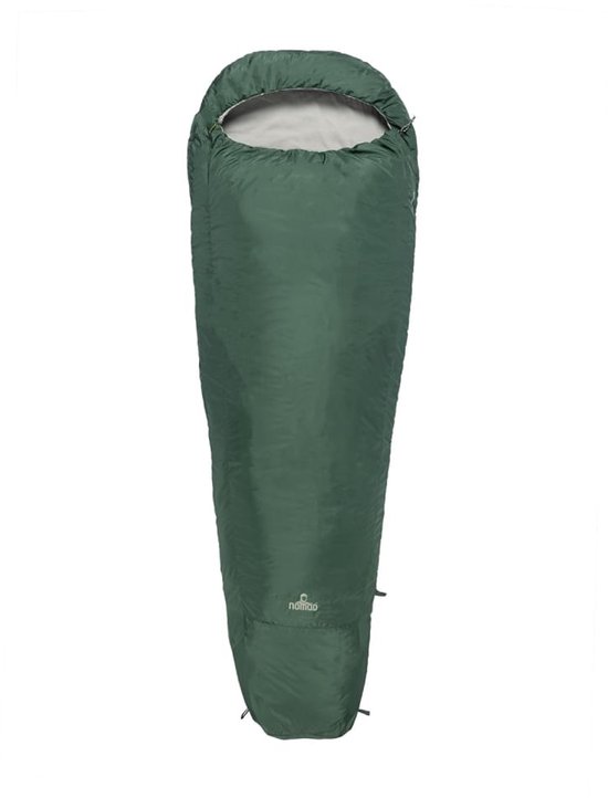 Groene, gesloten slaapzak met capuchon. Nomad logo zichtbaar onderaan.