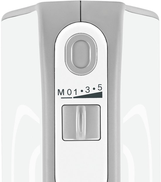 Detail van de witte handmixer met snelheidsinstellingen 'M 0 1 3 5'.
