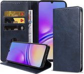 Smartphonica Telefoonhoesje Geschikt voor Samsung Galaxy A05 Kunstleer met Magnetische sluiting en Pasjeshouder Bookcase met Klepje - Blauw geschikt voor Samsung Galaxy A05