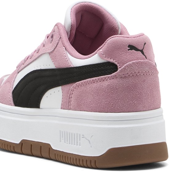 Roze suède Puma sneakers met witte accenten, zwarte Puma-streep en een witte plateauzool. Puma-logo op de hak.