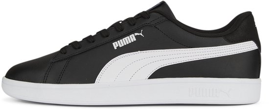 Zwarte sneaker met witte Puma-streep, Puma-logo op de zijkant en een witte zool.