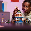Garçon jouant avec le Restaurant Durrr Burger LEGO, tenant une figurine burger.