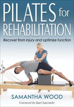 Boek "Pilates for Rehabilitation" met een man op een pilatesapparaat, ondersteund door een vrouw.