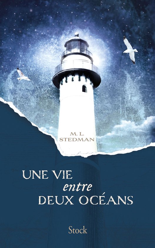 Een witte vuurtoren met een schijnwerper in de nachthemel met twee meeuwen. Tekst: 'UNE VIE entre DEUX OCÉANS'.