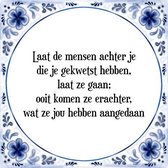 Tegeltje met Spreuk (Tegeltjeswijsheid): Laat de mensen achter je die je gekwetst hebben, laat ze gaan; ooit komen ze erachter, wat ze jou hebben aangedaan + Kado verpakking & Plak