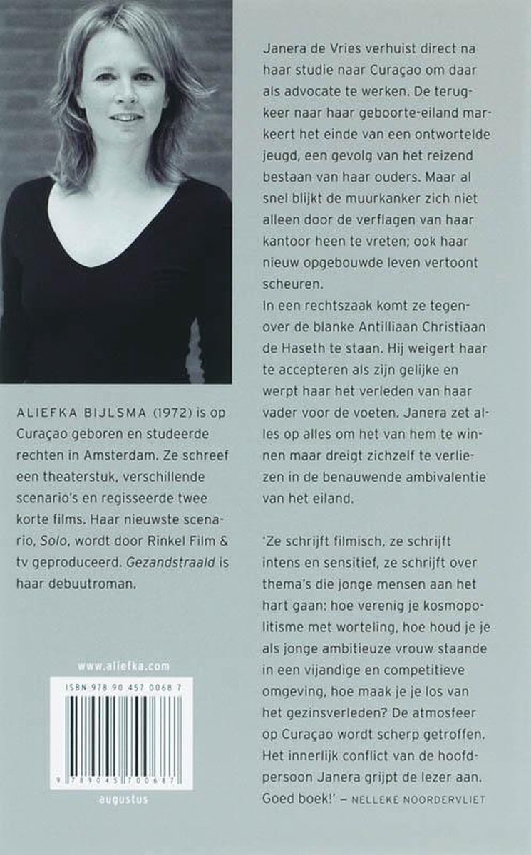 Portret van Aliefka Bijlsma, auteur van 'Gezandstraald'. Ze draagt een donker topje en heeft blond haar.