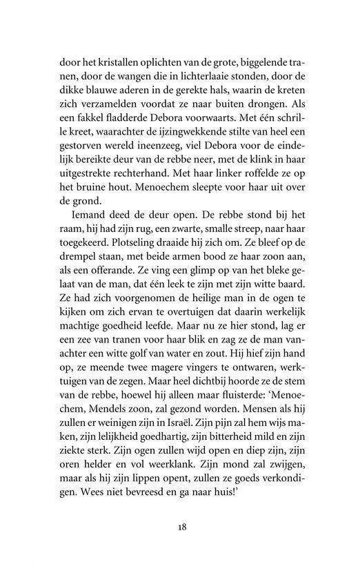 Een oude deur met een verweerd, bruin houten paneel.
