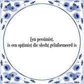 Tegeltje met Spreuk (Tegeltjeswijsheid): Een pessimist, is een optimist die slecht ge�nformeerd is + Kado verpakking & Plakhanger