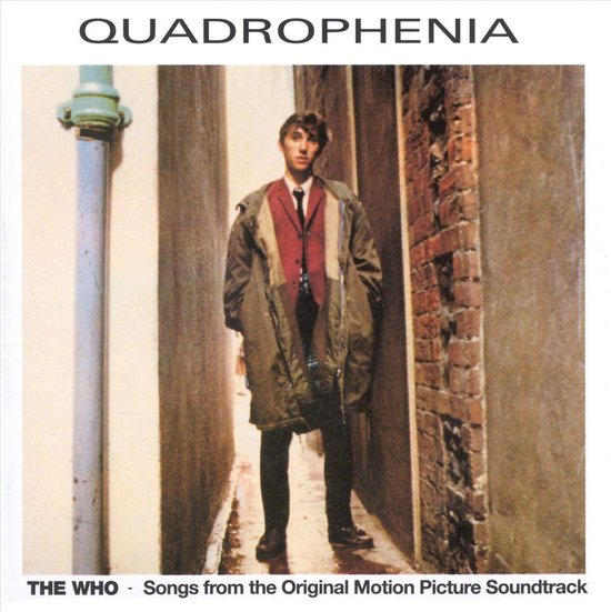 Jonge man in een smal steegje, met een lange legergroene jas, rood vest en zwart hemd. Tekst: QUADROPHENIA, THE WHO - Songs from the Original Motion Picture Soundtrack.