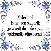 Tegeltje met Spreuk (Tegeltjeswijsheid): Nederland is net een slagerij; je wordt door de staat vakkundig uitgebeend!! + Kado verpakking & Plakhanger
