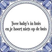 Tegeltje met Spreuk (Tegeltjeswijsheid): Twee baby's in huis en je hoort niets op de buis + Kado verpakking & Plakhanger