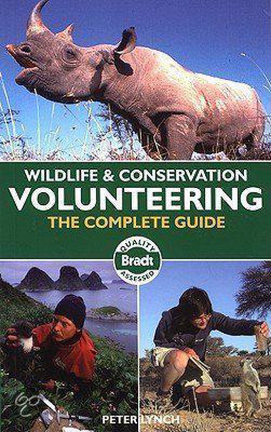 Couverture du livre : 'Wildlife & Conservation Volunteering The Complete Guide' avec un rhinocéros en haut et un collage de photos de volontaires en bas.