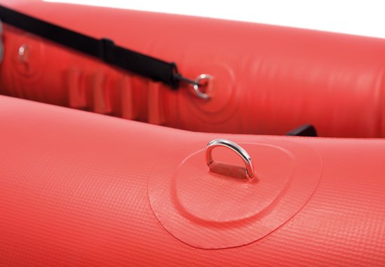 Rode opblaasbare kajak met metalen D-ringen en grijze details.