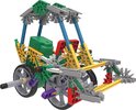 Een K'NEX model van een voertuig met wielen, grijze en groene motorkap, rode stoelen en gele en grijze details.