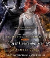 Boekomslag van City of Heavenly Fire met een vrouw met rood haar, runentatoeages en een zwaard in een vlammend landschap.