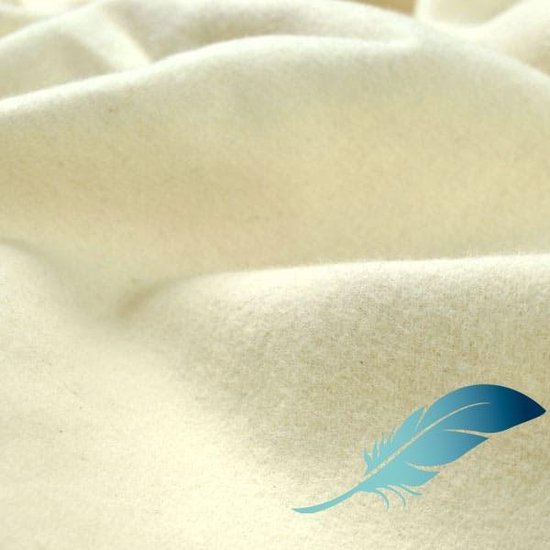 Een zacht, crèmekleurig laken met een subtiele textuur en een blauwe veer logo.