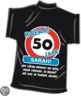 Zwart mini T-Shirt voor 50 jaar Sarah. Inculsief zuignap.